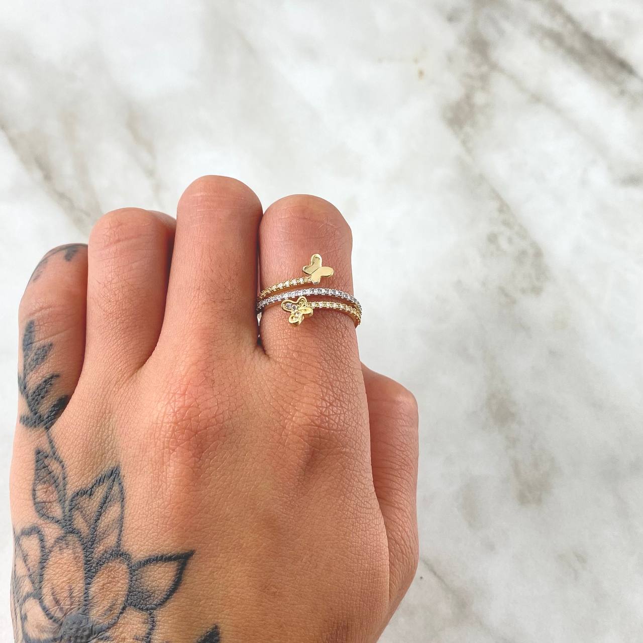 Butterfly Dance Ring 2.3gr / Size 6 1/2 / White Zircons 18K Yellow Gold