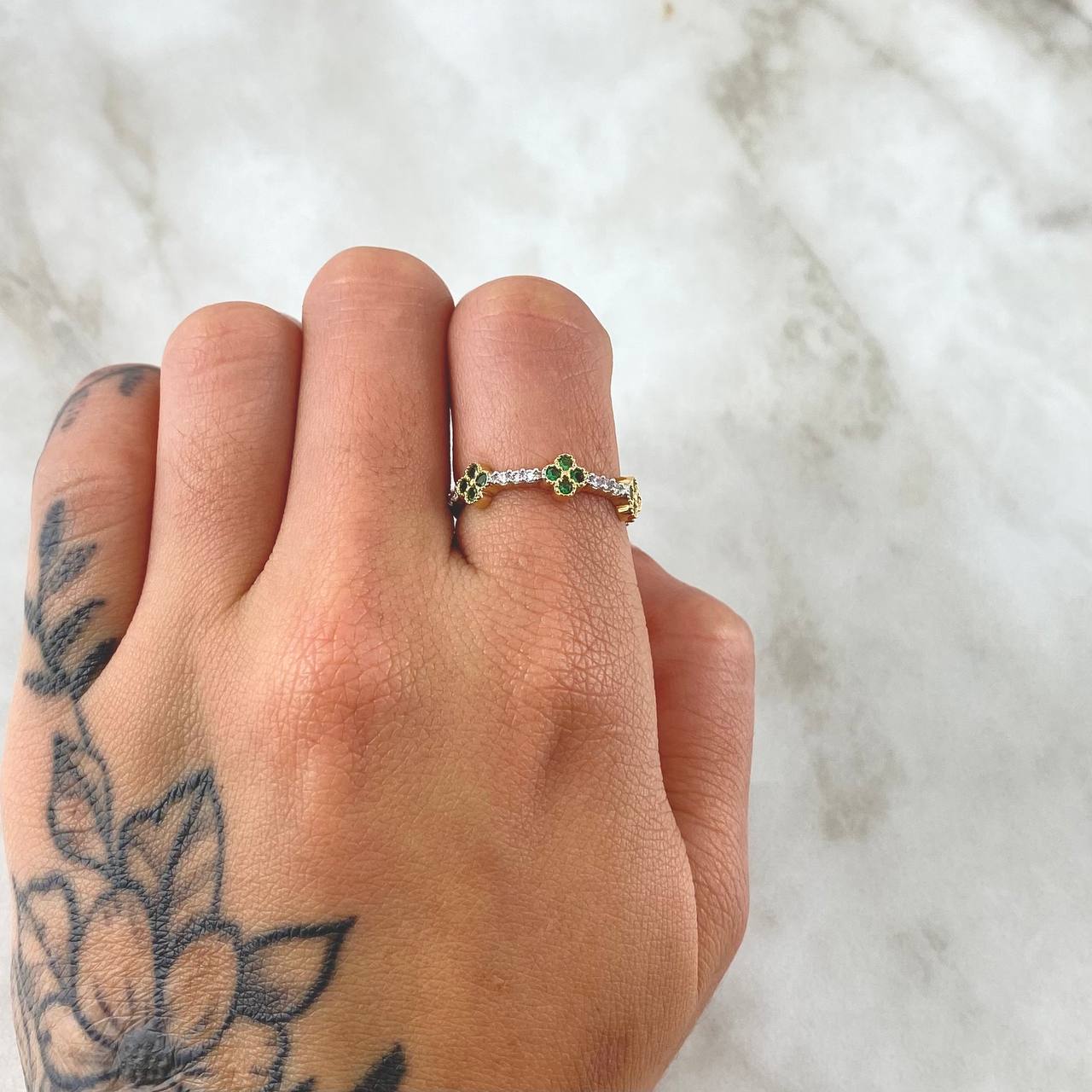 Anillo Corona de Treboles 1.95gr / T6 1/2 / Circones Blancos Verdes Oro Amarillo 18K