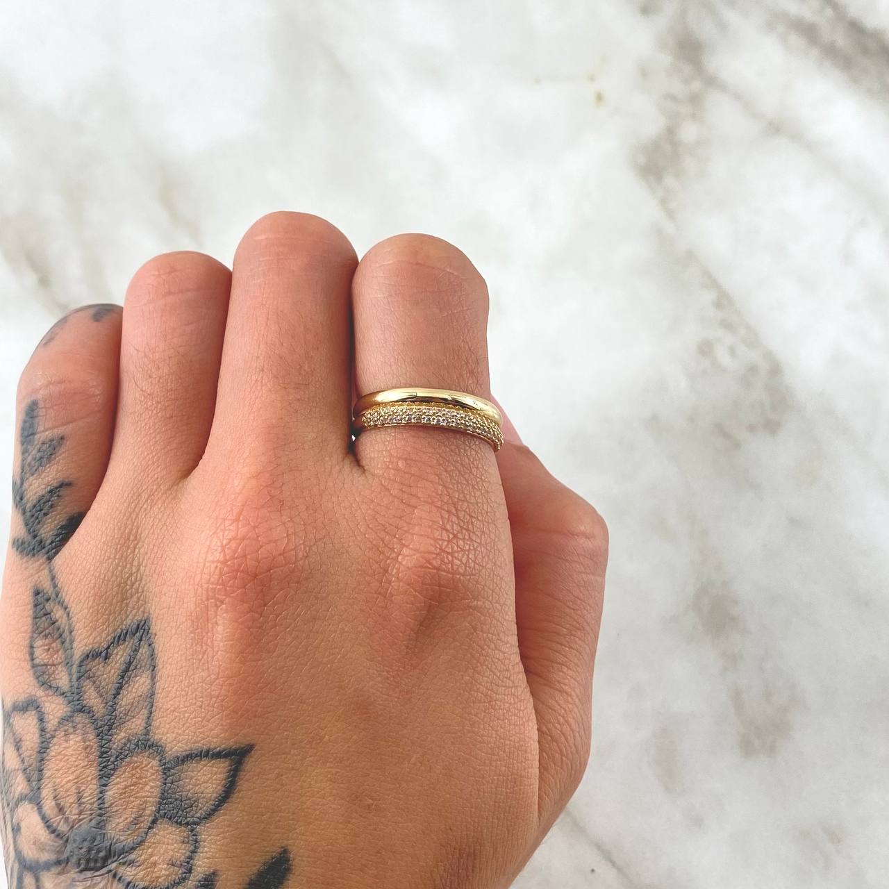 Anillo Argolla Churumbela Abultada 2.95gr / T5 3/4 / Circones Blancos Oro Amarillo 18K