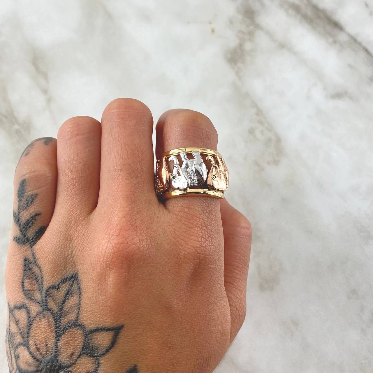 Trio Elephant Ring 9.15gr / Size 7 1/2 / White and Green Zircons Three 18K Golds