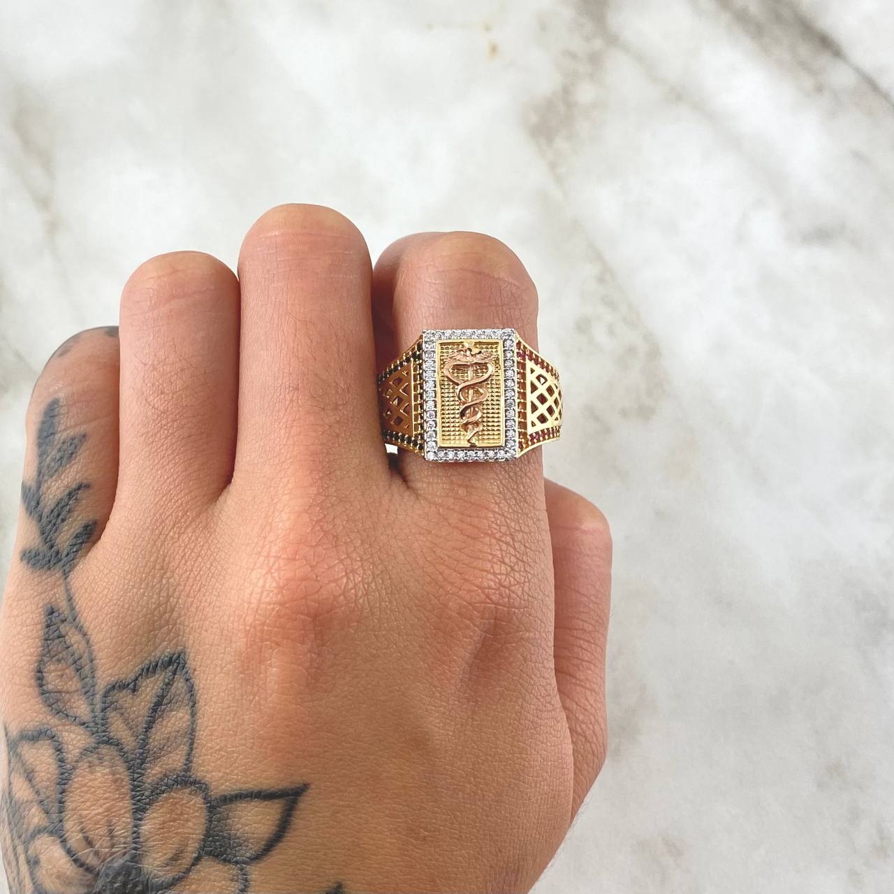 Anillo Vara de Esculapio 8gr / T10 1/2 / Circones Blancos Negros Fucsia Tres Oros 18K