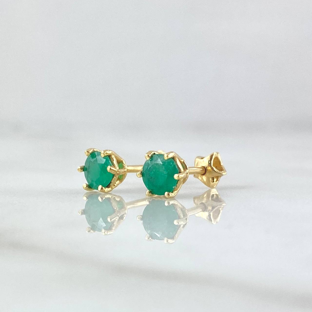 Topos Circulo Seis Garras 1.45gr / 5.5mm Esmeraldas 98pts Oro Amarillo 18K (Joya)
