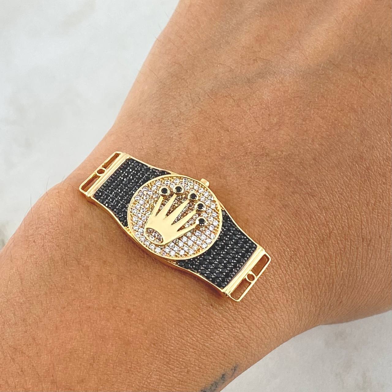 Charm Crown 7.2gr / 1.5in / Black White Zircons 18K Yellow Gold