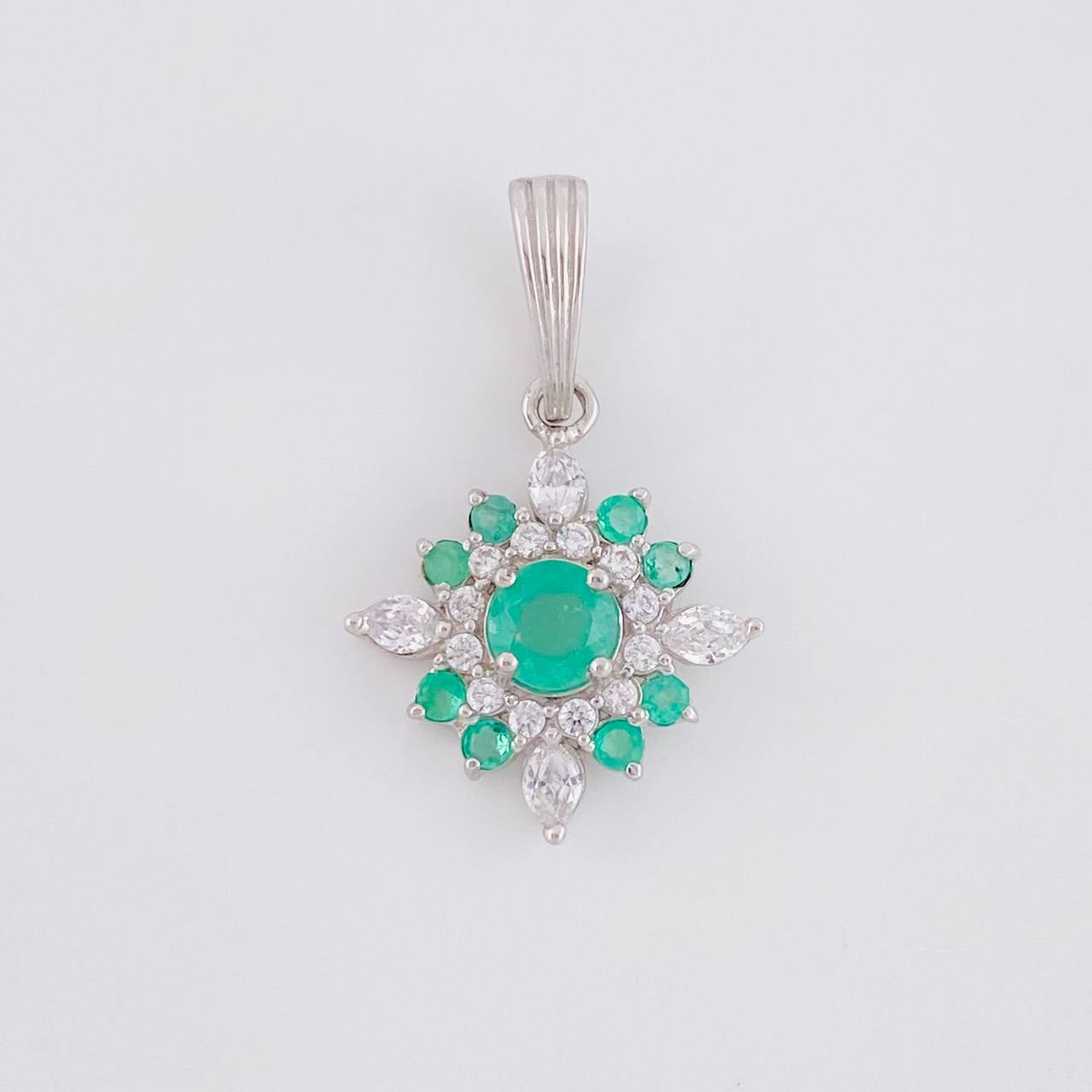 Dije Flor Mandala Esmeraldas 0.45 Pts 1.05 g / 1 in Plata 925