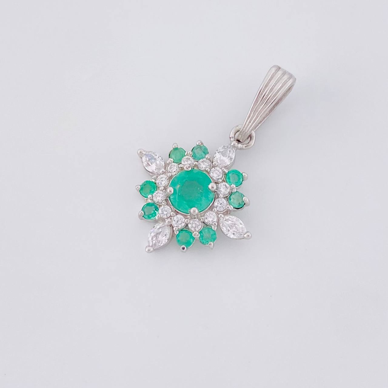 Dije Flor Mandala Esmeraldas 0.45 Pts 1.05 g / 1 in Plata 925