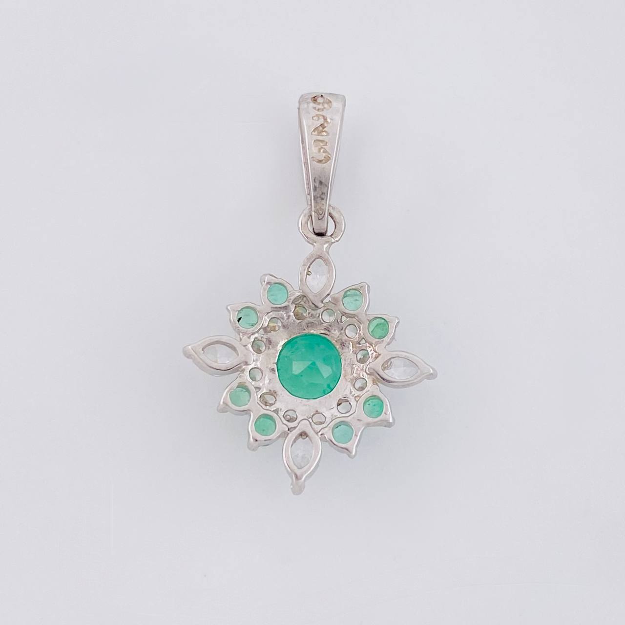 Dije Flor Mandala Esmeraldas 0.45 Pts 1.05 g / 1 in Plata 925