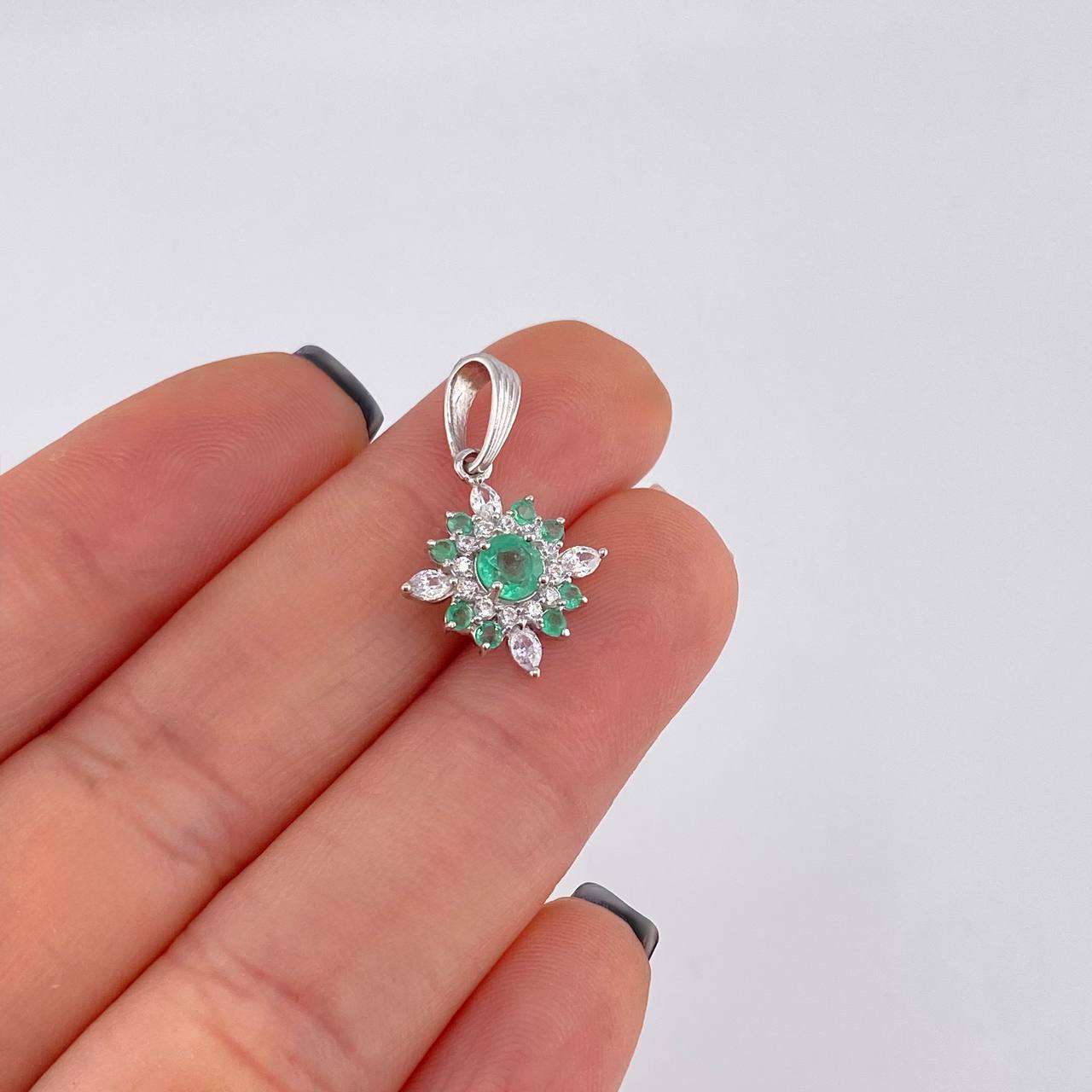 Dije Flor Mandala Esmeraldas 0.45 Pts 1.05 g / 1 in Plata 925