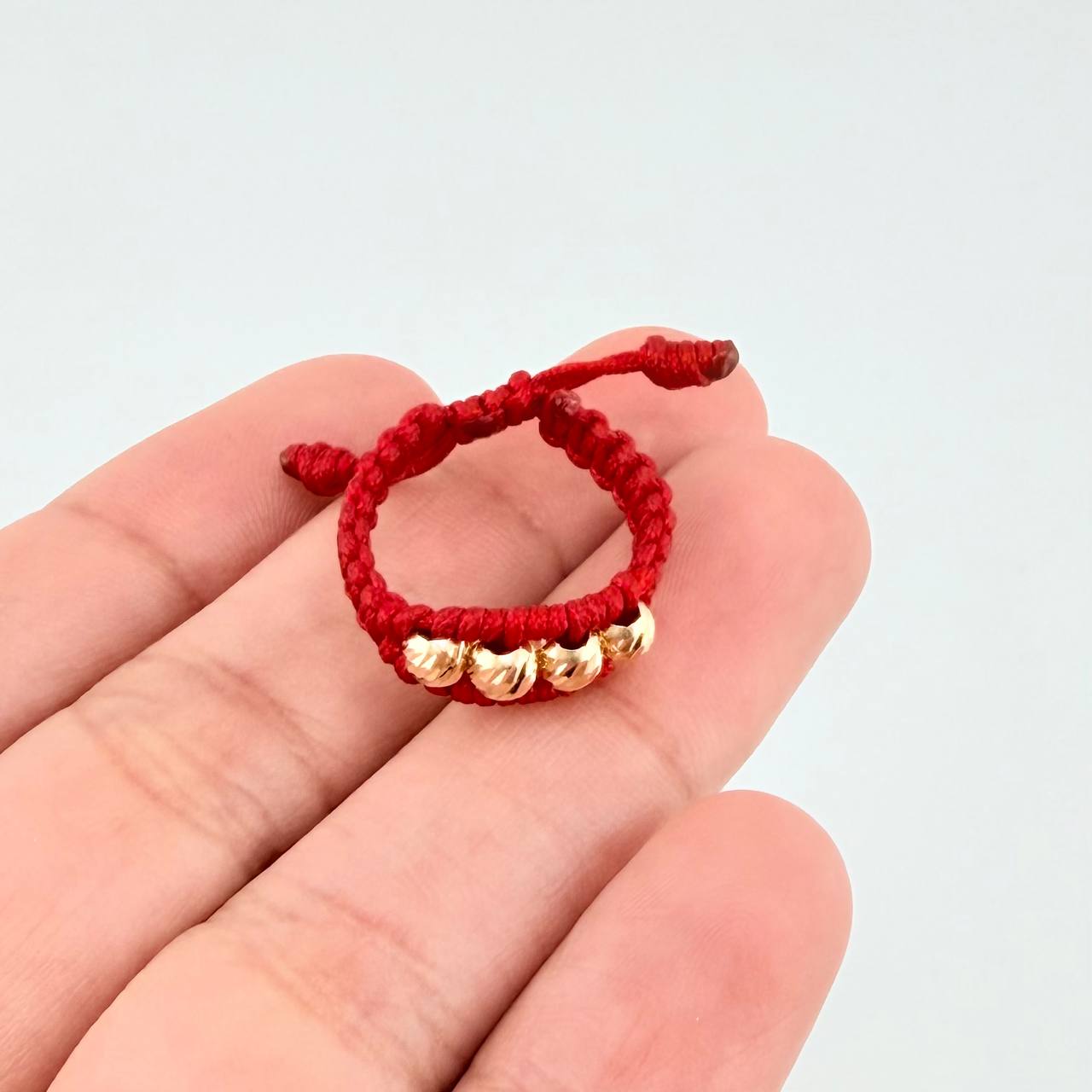 Anillo Tejido Rojo Bolas Diamantadas 0.4 g / T5 Oro Amarillo 18K
