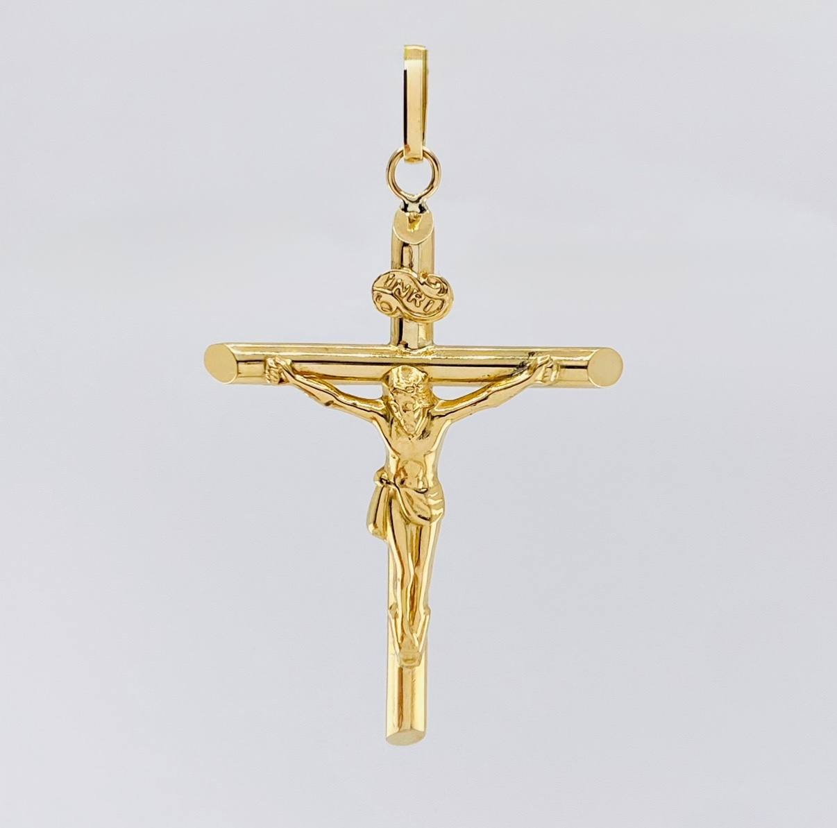 Dije Cruz Cristo Puntas Planas 2.55 g / 2 1/4 in Oro Amarillo 18K