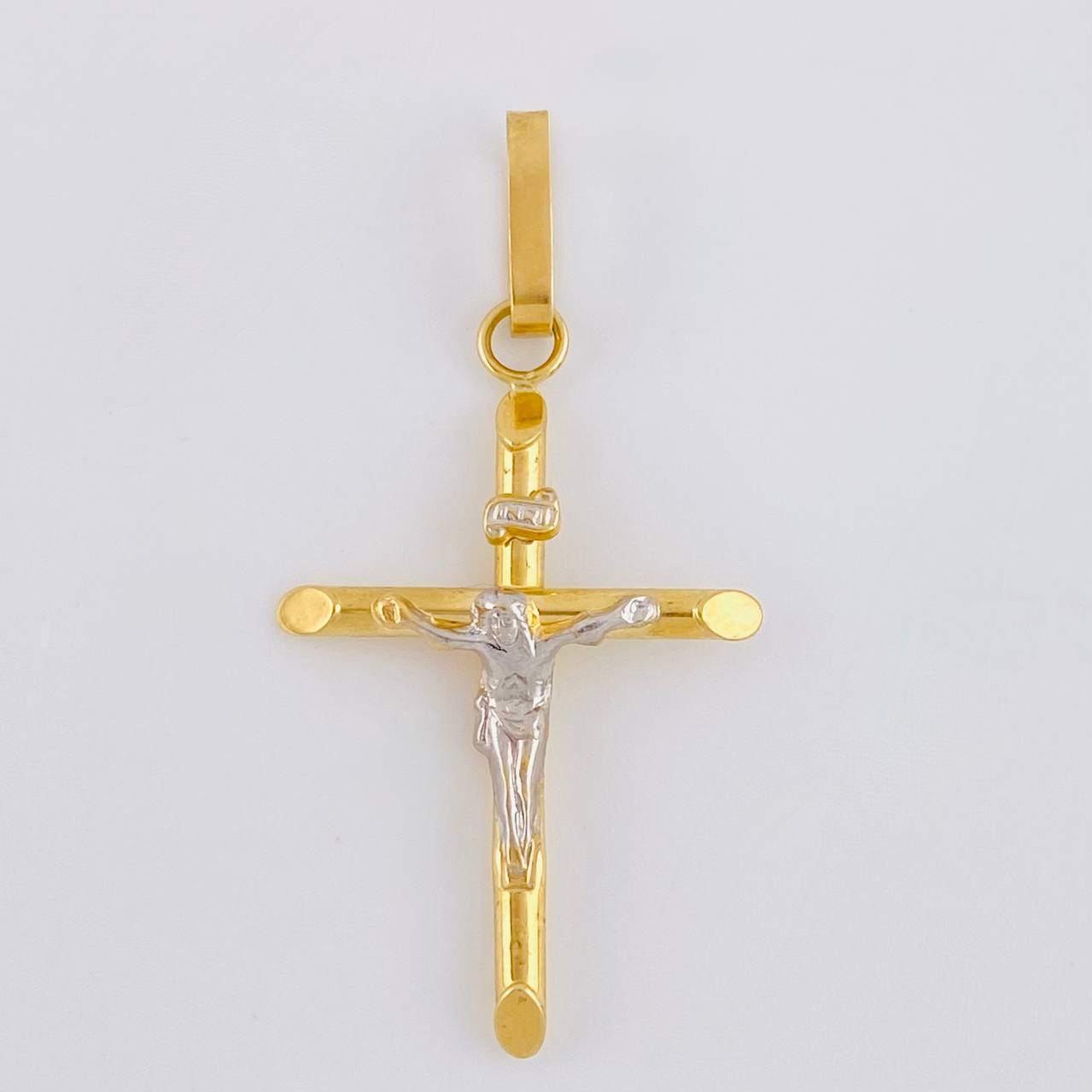 Dije Cruz Cristo Puntas Planas 1.2 g / 1 3/4 in Dos Oros Amarillo Blanco 18K