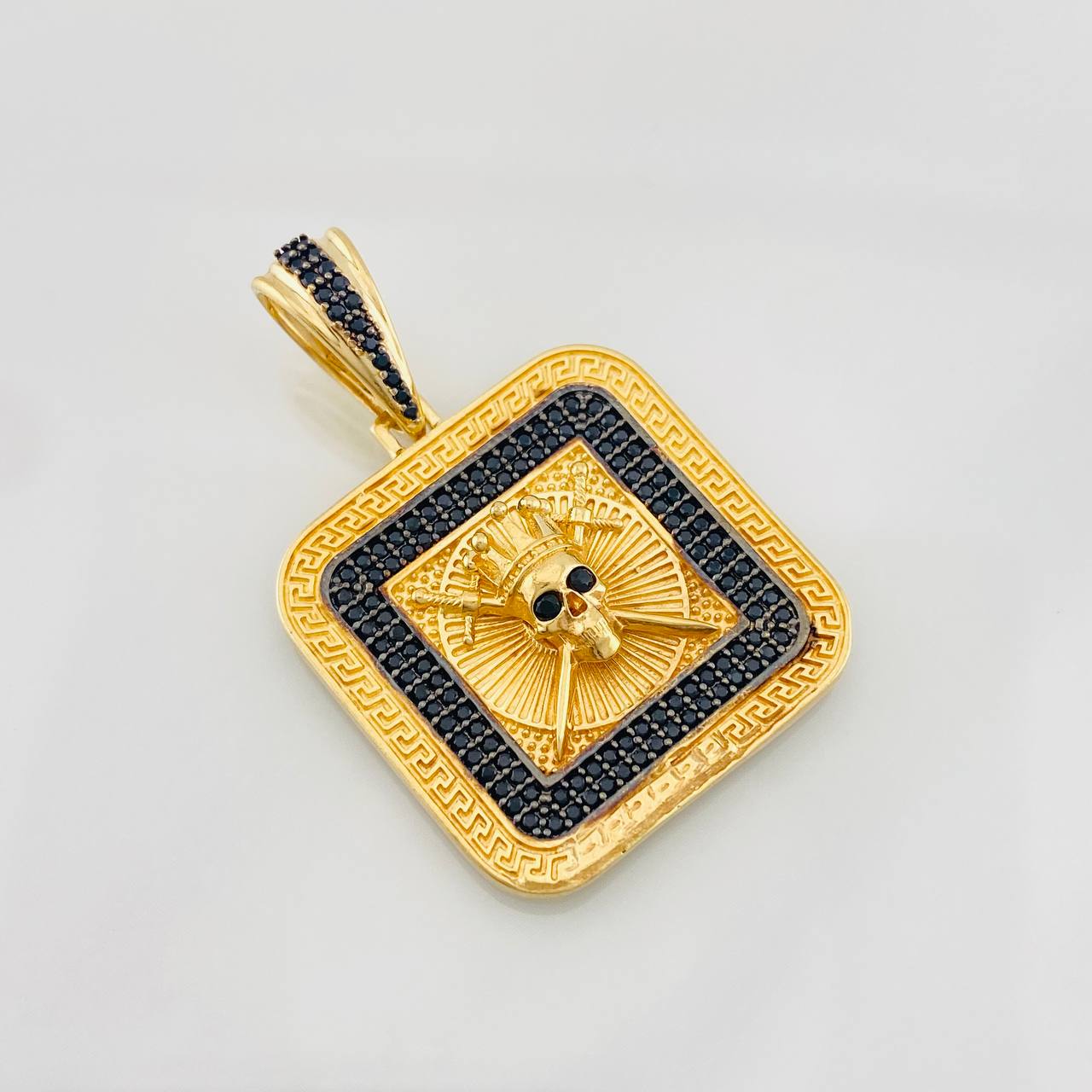 Dije Placa Calavera Espadas 8.95g / 1 1/2 in Dos Oros Negro Amarillo 18K
