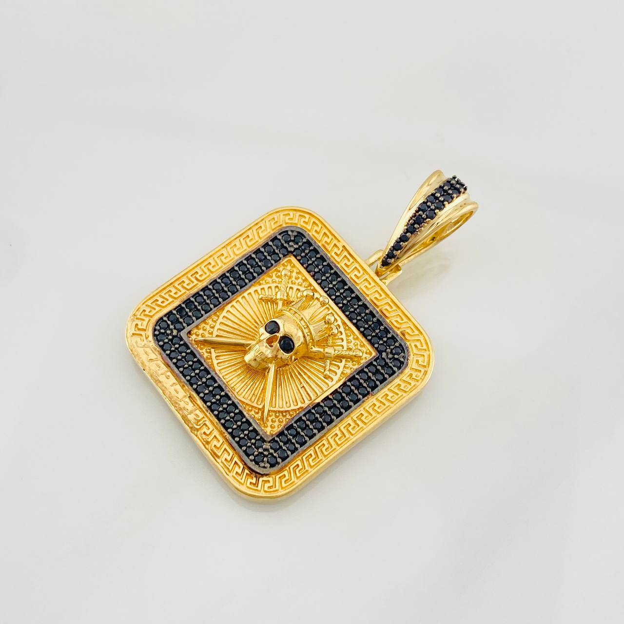 Dije Placa Calavera Espadas 8.95g / 1 1/2 in Dos Oros Negro Amarillo 18K