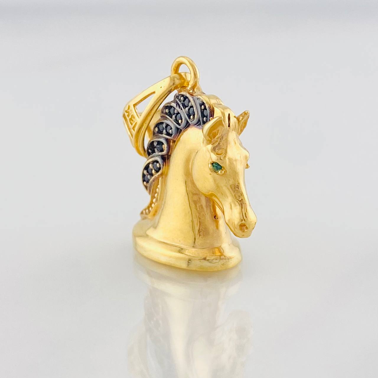 Dije Caballo 7.65g / 1 1/4 in Dos Oros Negro Amarillo 18K