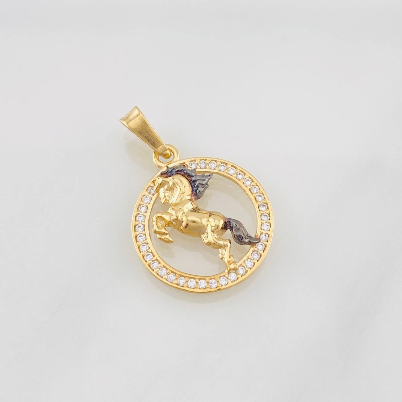 Dije Caballo 1.4g / 1 in Dos Oros Negro Amarillo 18K