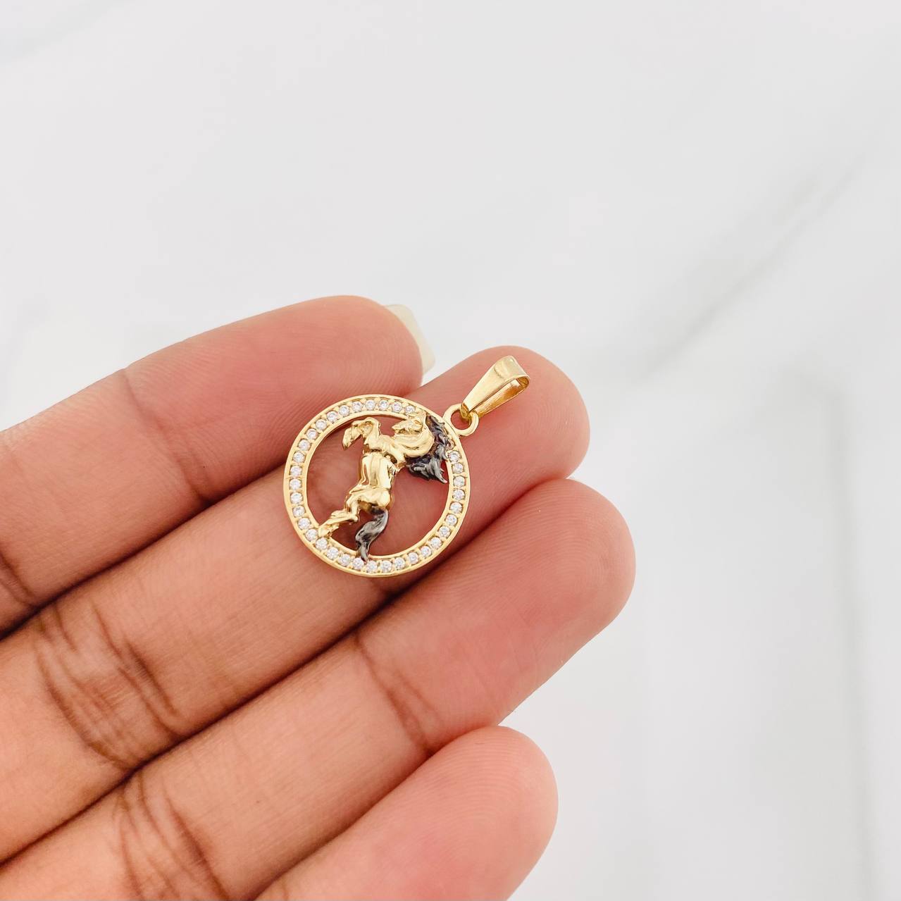 Dije Caballo 1.4g / 1 in Dos Oros Negro Amarillo 18K