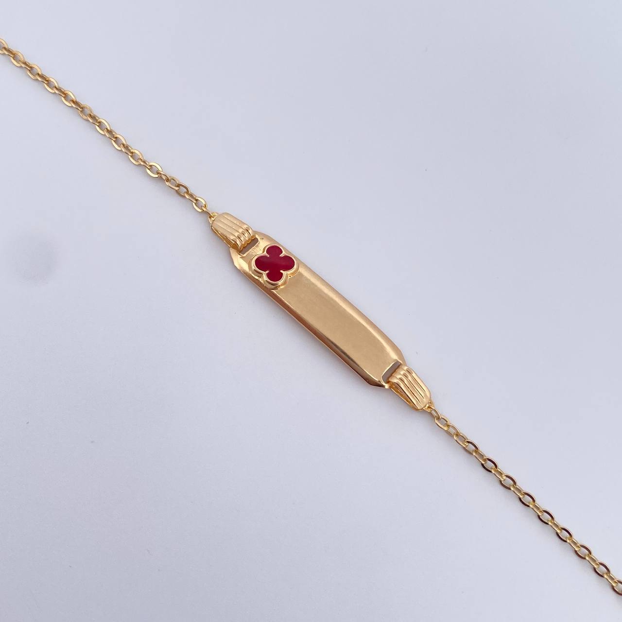 Pulso Bebe Aro Seguido 1.4gr / 13.9cm / Placa Rectangular Curva Trebol Rojo Oro Amarillo 18K &