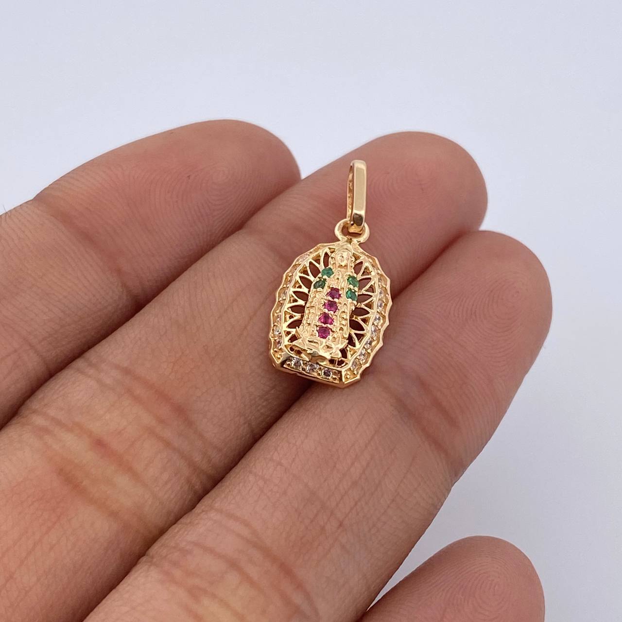 Dije Virgen Guadalupe 1.2gr / 2.1cm / Circones Blancos Verdes Fucsias Oro Amarillo 18K &
