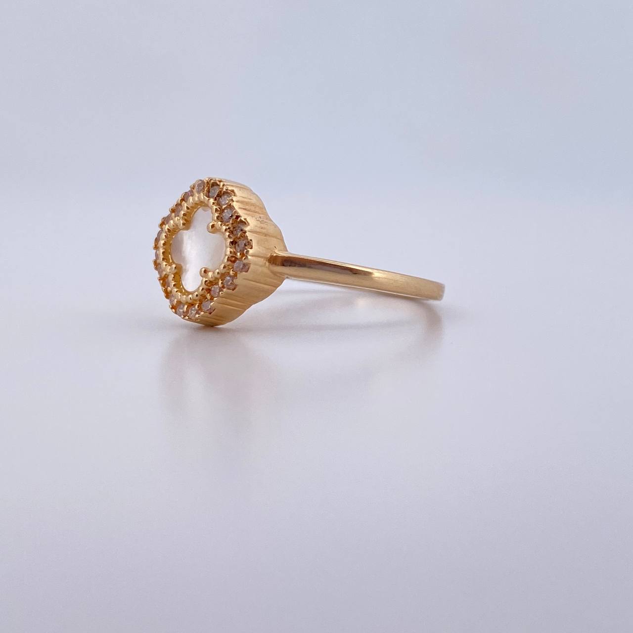 Anillo Trebol 2.75gr / T6 1/4 / Nacar Blanco Circones Blancos Oro Amarillo 18K &