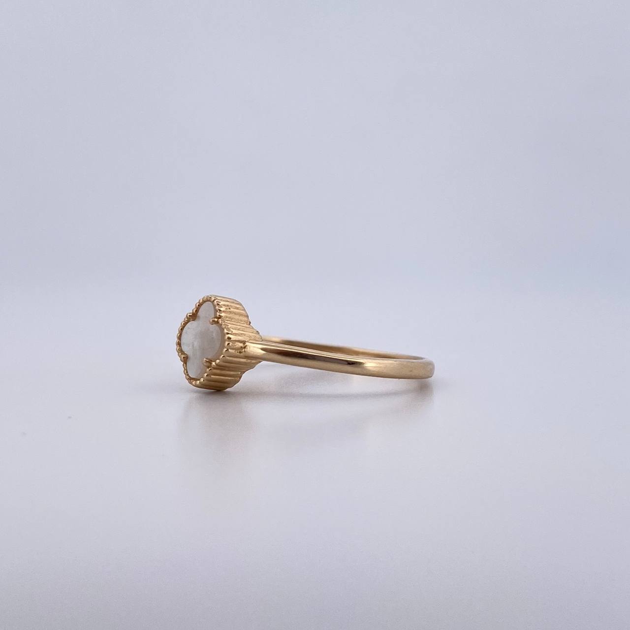 Anillo Trebol  1.8gr / T6 / Nacar Blanco Oro Amarillo 18K &