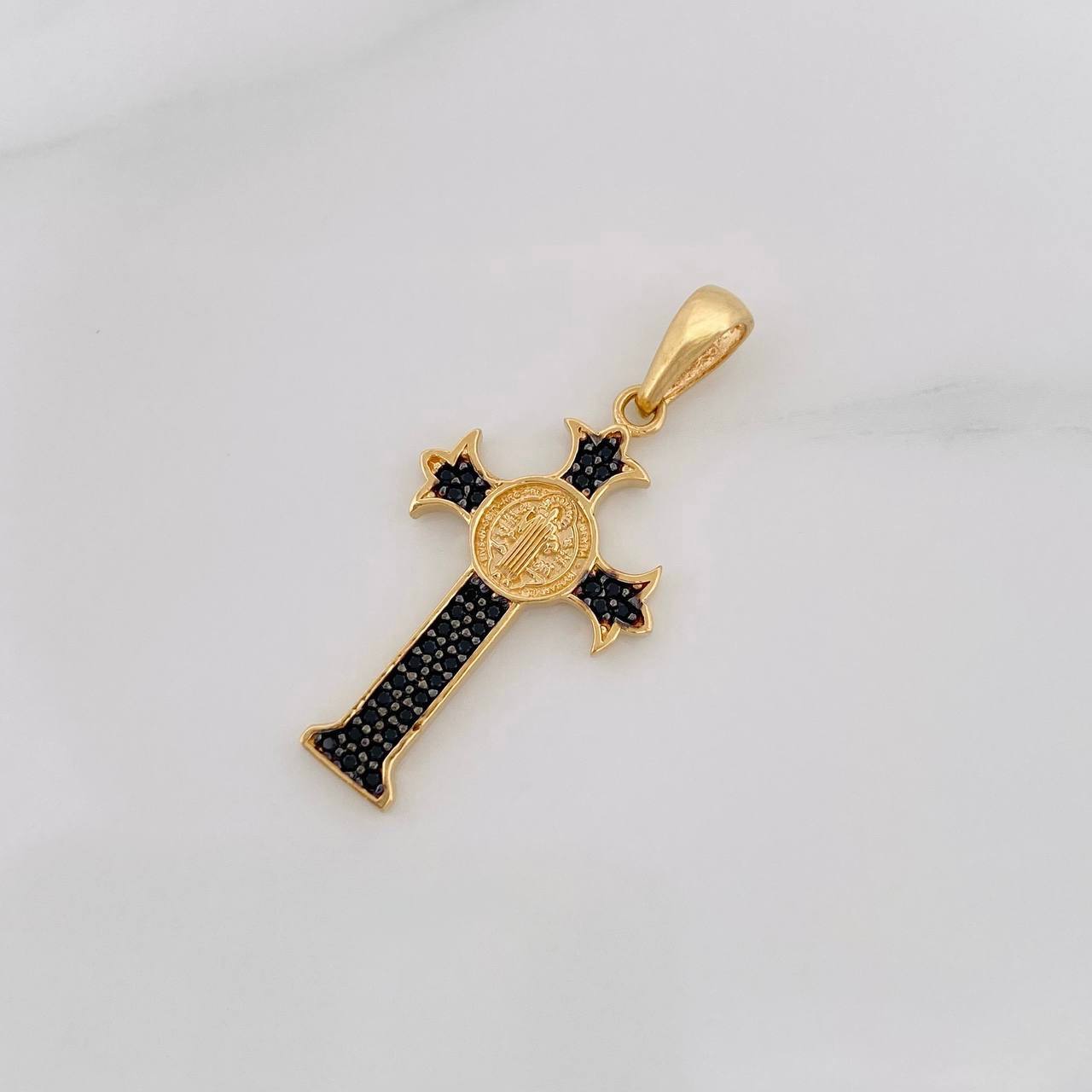Dije Cruz San Benito 2.5g / 1 1/4 in Dos Oros Negro Amarillo 18K