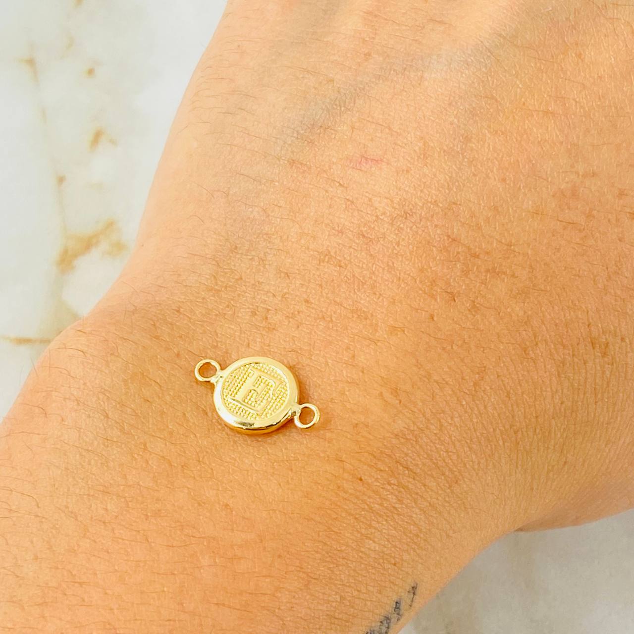 Herraje Letra E 0.4gr / 1/2 in / Oro Amarillo 18K *