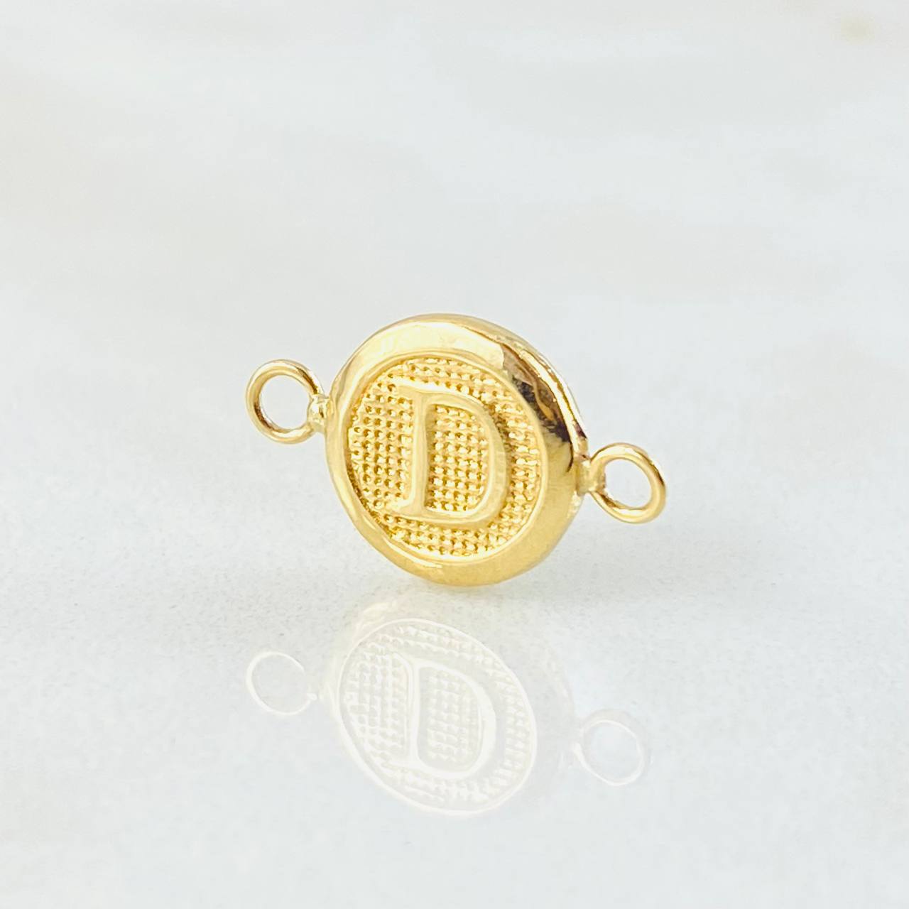 Herraje Letra D 0.35gr / 1/2 in / Oro Amarillo 18K