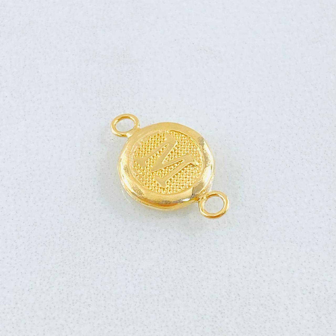 Herraje Letra M 0.4gr / 1/2 in / Oro Amarillo 18K
