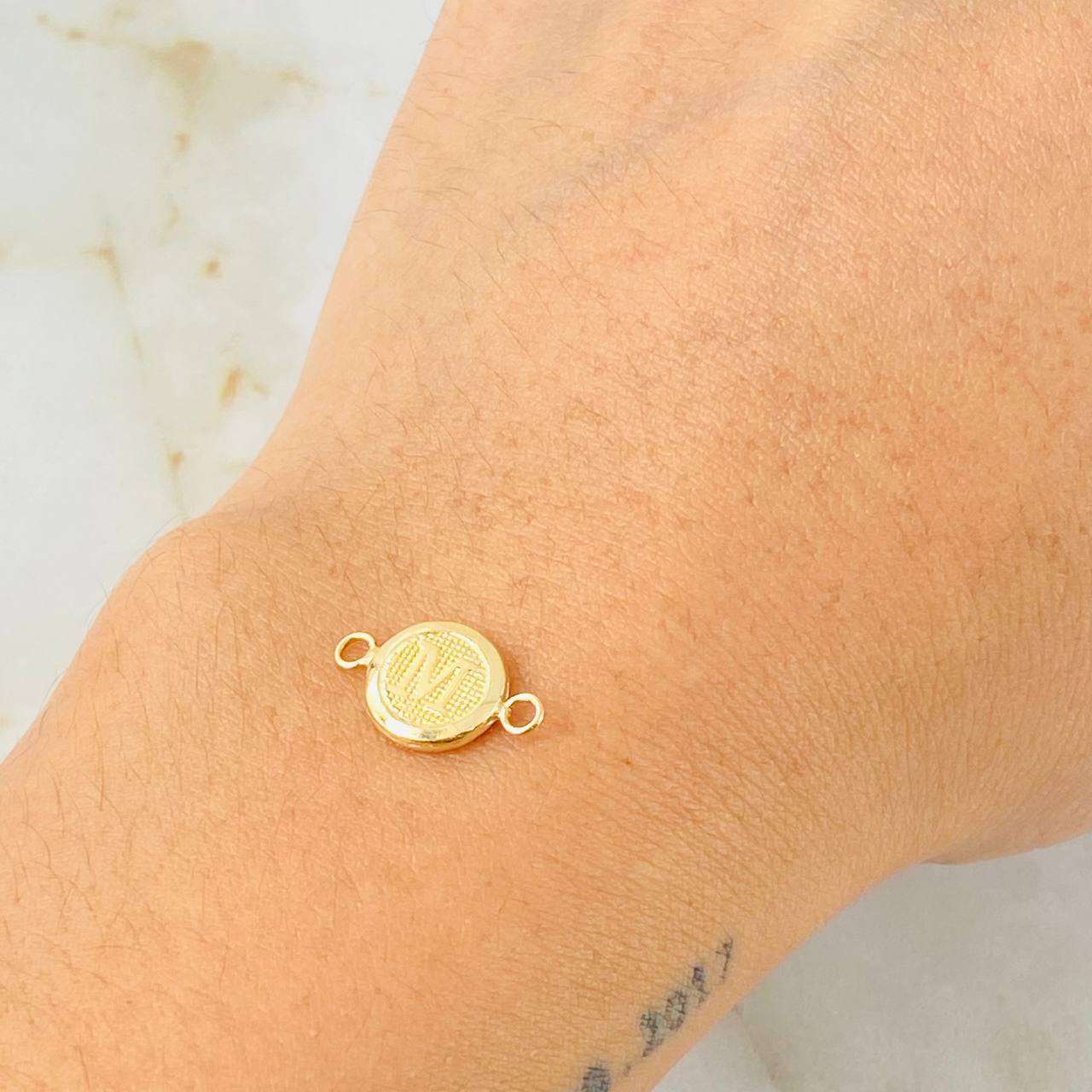 Herraje Letra M 0.55gr / 3/4 in / Oro Amarillo 18K *