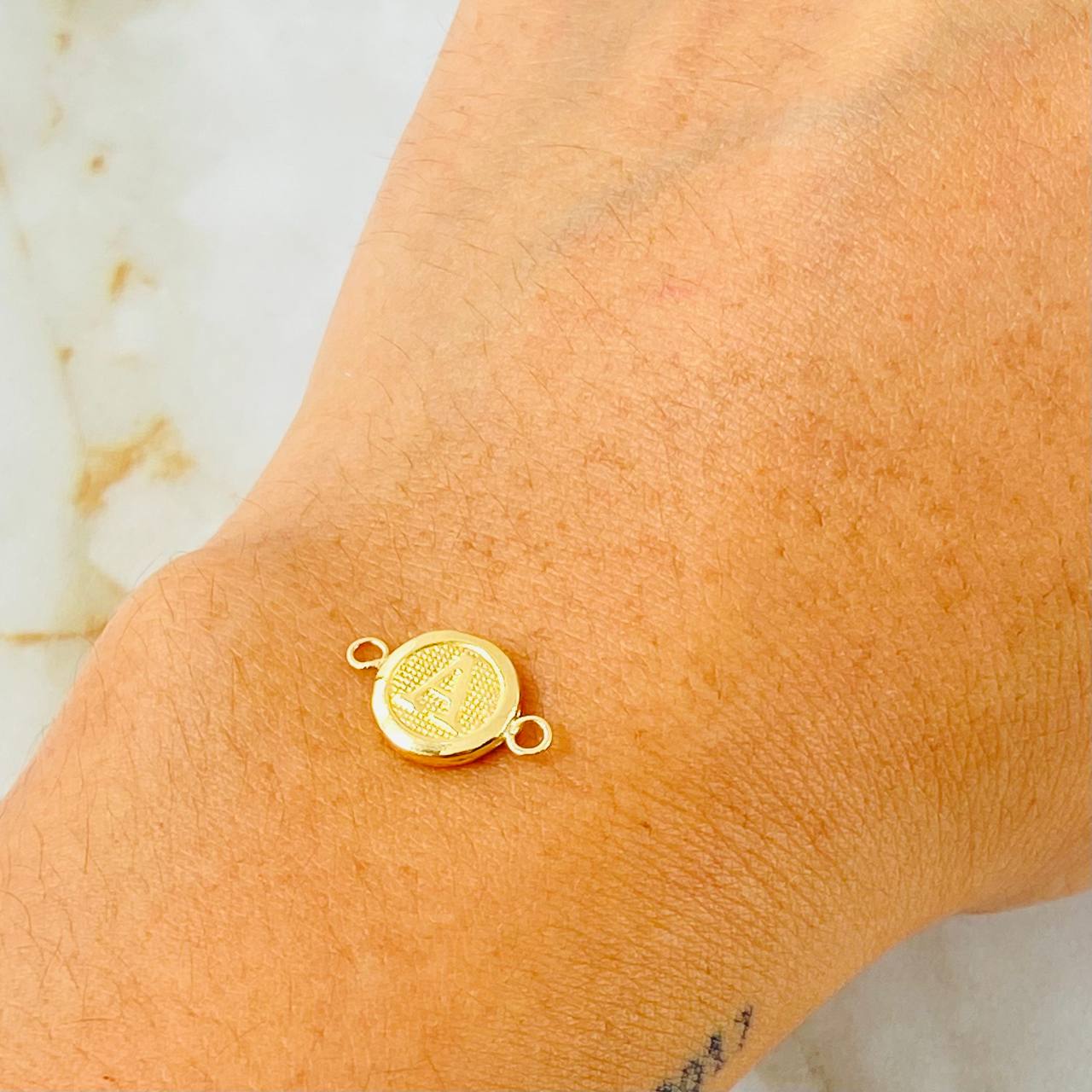 Herraje Letra A 0.4gr / 1/2 in / Oro Amarillo 18K *