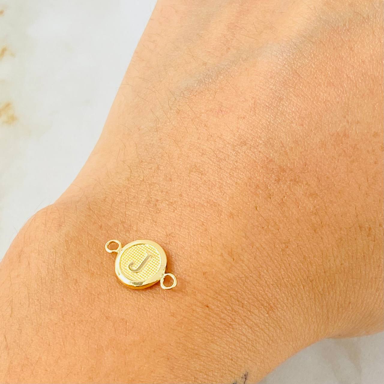 Herraje Letra J 0.4gr / 1/2 in / Oro Amarillo 18K *