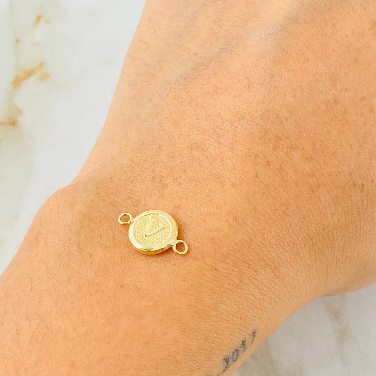 Herraje Letra V 0.4gr / 1/2 in / Oro Amarillo 18K