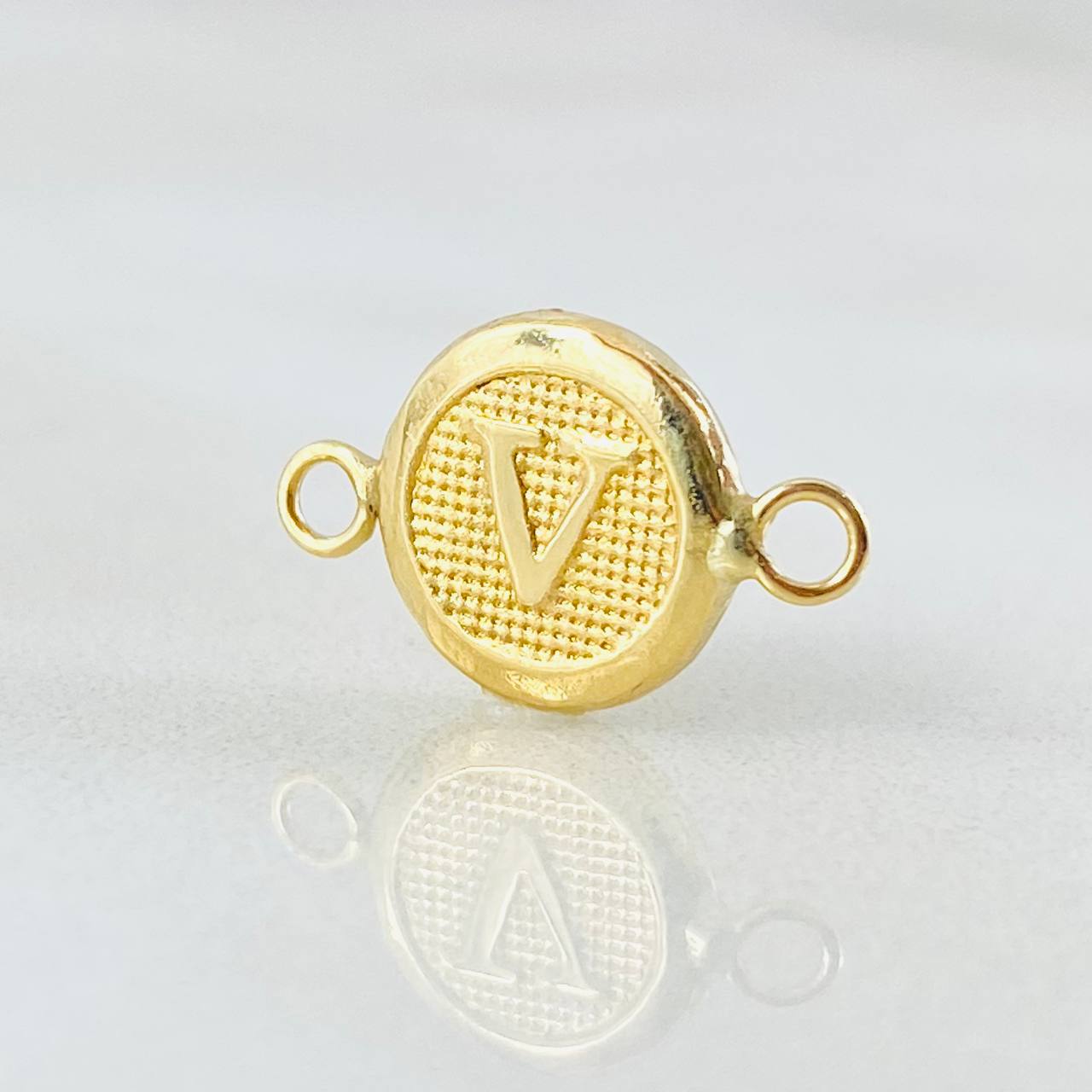 Herraje Letra V 0.45gr / 1/2 in / Oro Amarillo 18K *