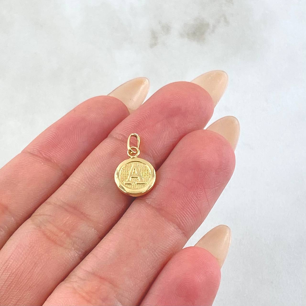 Dije Letra A 0.4gr / 3/4 in / Oro Amarillo 18K ©