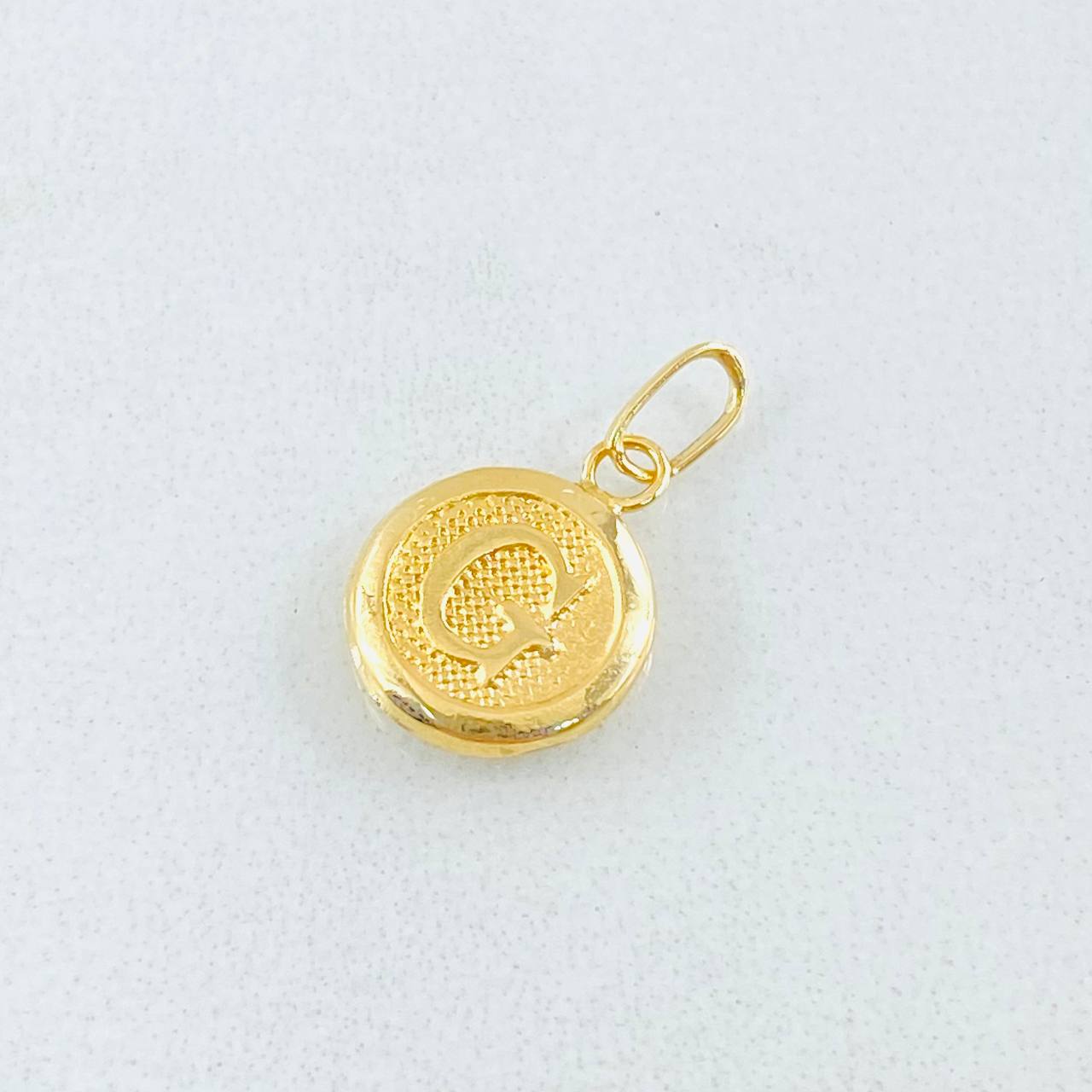 Dije Letra G 0.45gr / 3/4 in / Oro Amarillo 18K ©