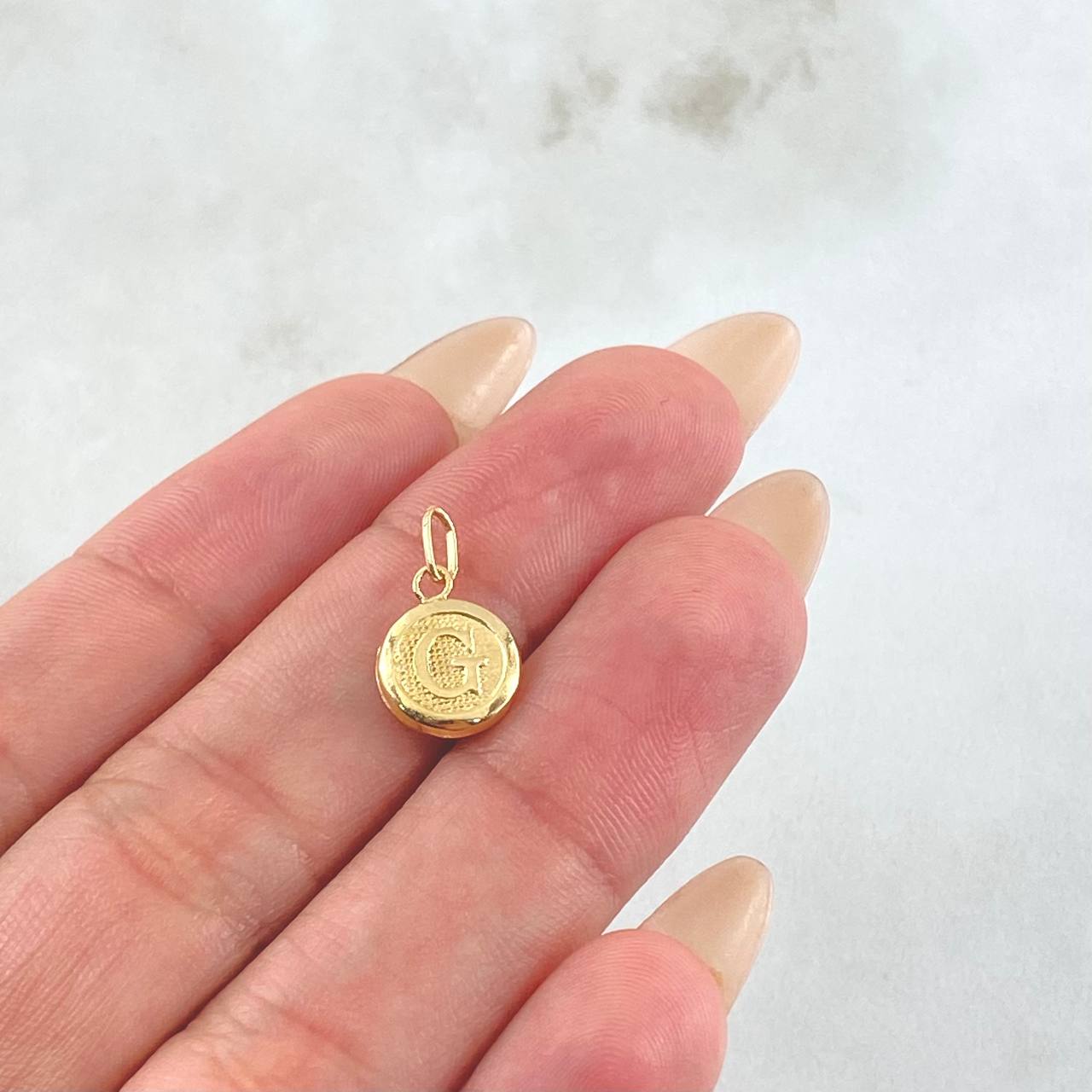 Dije Letra G 0.45gr / 3/4 in / Oro Amarillo 18K ©