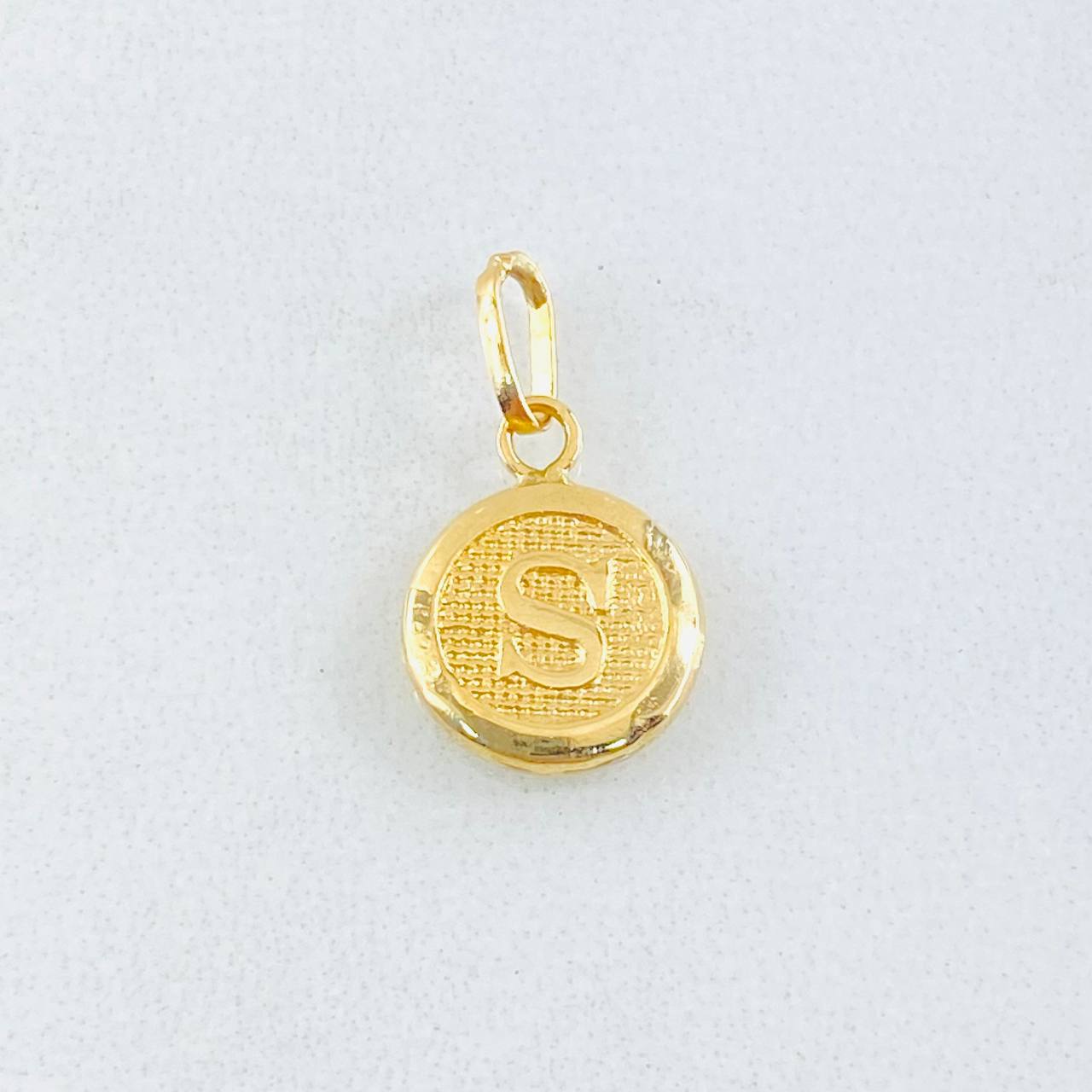Dije Letra S Circulo Texturizado 0.45gr / 1/2 in / Oro Amarillo 18K