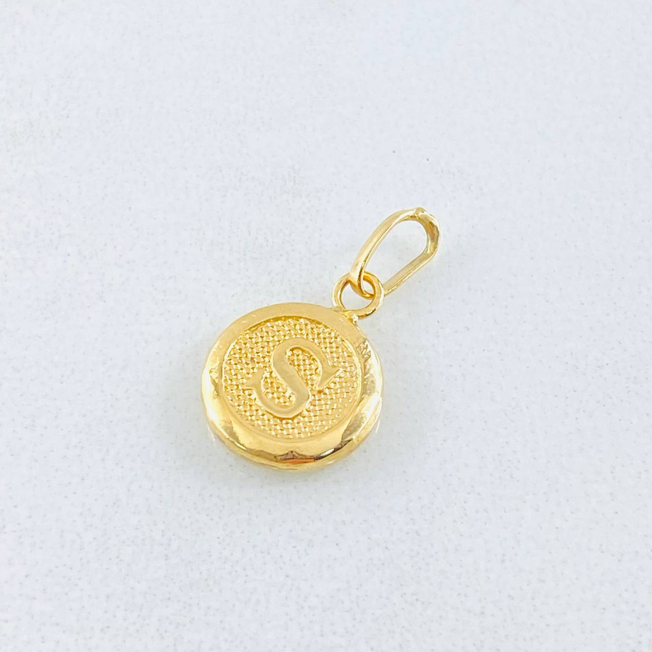 Dije Letra S Circulo Texturizado 0.45gr / 1/2 in / Oro Amarillo 18K
