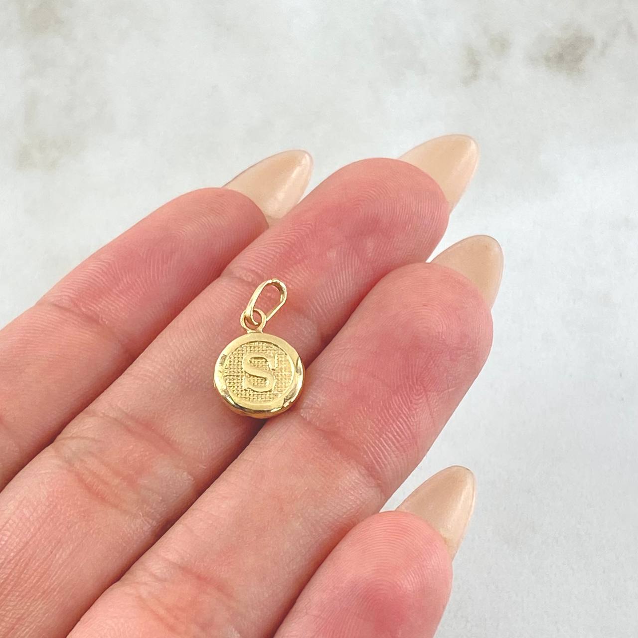 Dije Letra S Circulo Texturizado 0.45gr / 1/2 in / Oro Amarillo 18K