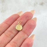 Dije Letra S Circulo Texturizado 0.45gr / 1/2 in / Oro Amarillo 18K