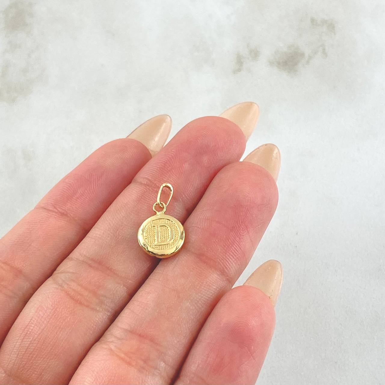 Dije Letra D 0.4gr / 3/4 in / Oro Amarillo 18K ©