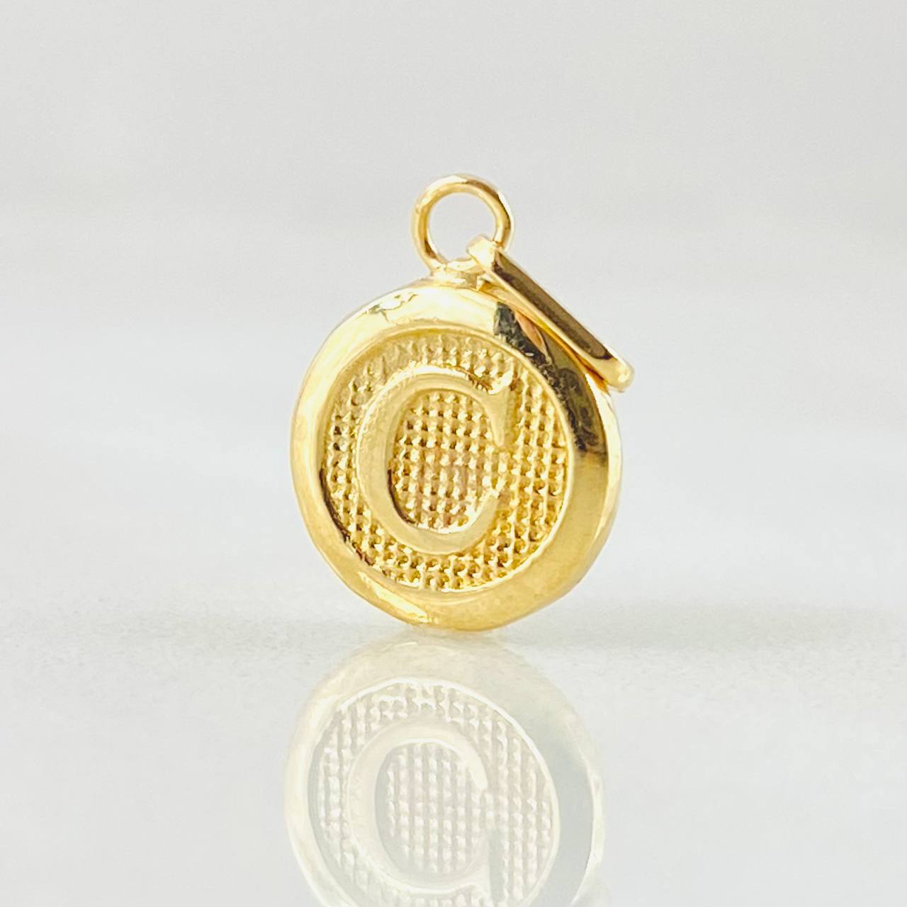 Pendant Letter C Textured Circle 0.4gr / 1/2 in / Yellow Gold 18K