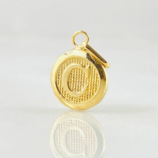 Dije Letra C Circulo Texturizado 0.45gr / 1/2in / Oro Amarillo 18K