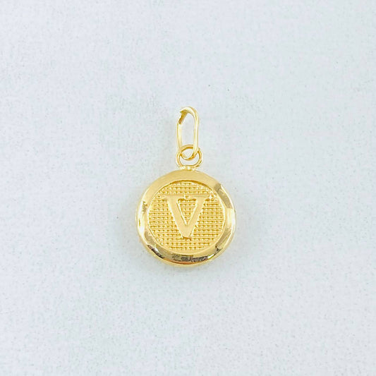Dije Letra V 0.4gr / 3/4 in / Oro Amarillo 18K ©