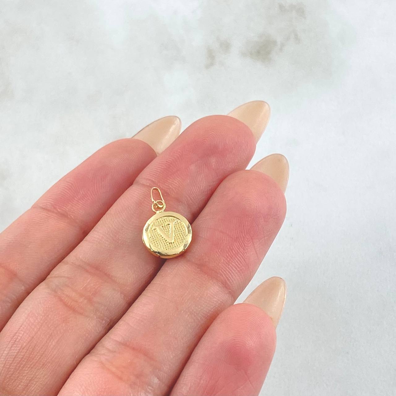Dije Letra V 0.4gr / 3/4 in / Oro Amarillo 18K ©