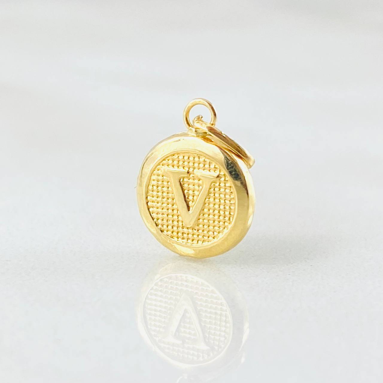 Dije Letra V 0.4gr / 3/4 in / Oro Amarillo 18K ©