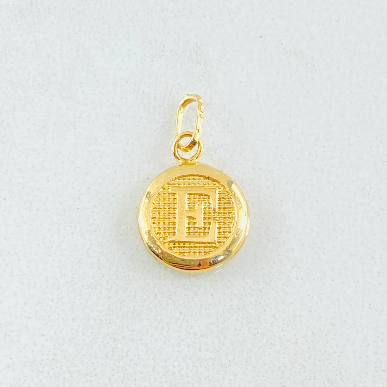Dije Letra Circulo E 0.4 g / 3/4 in Oro Amarillo 18K