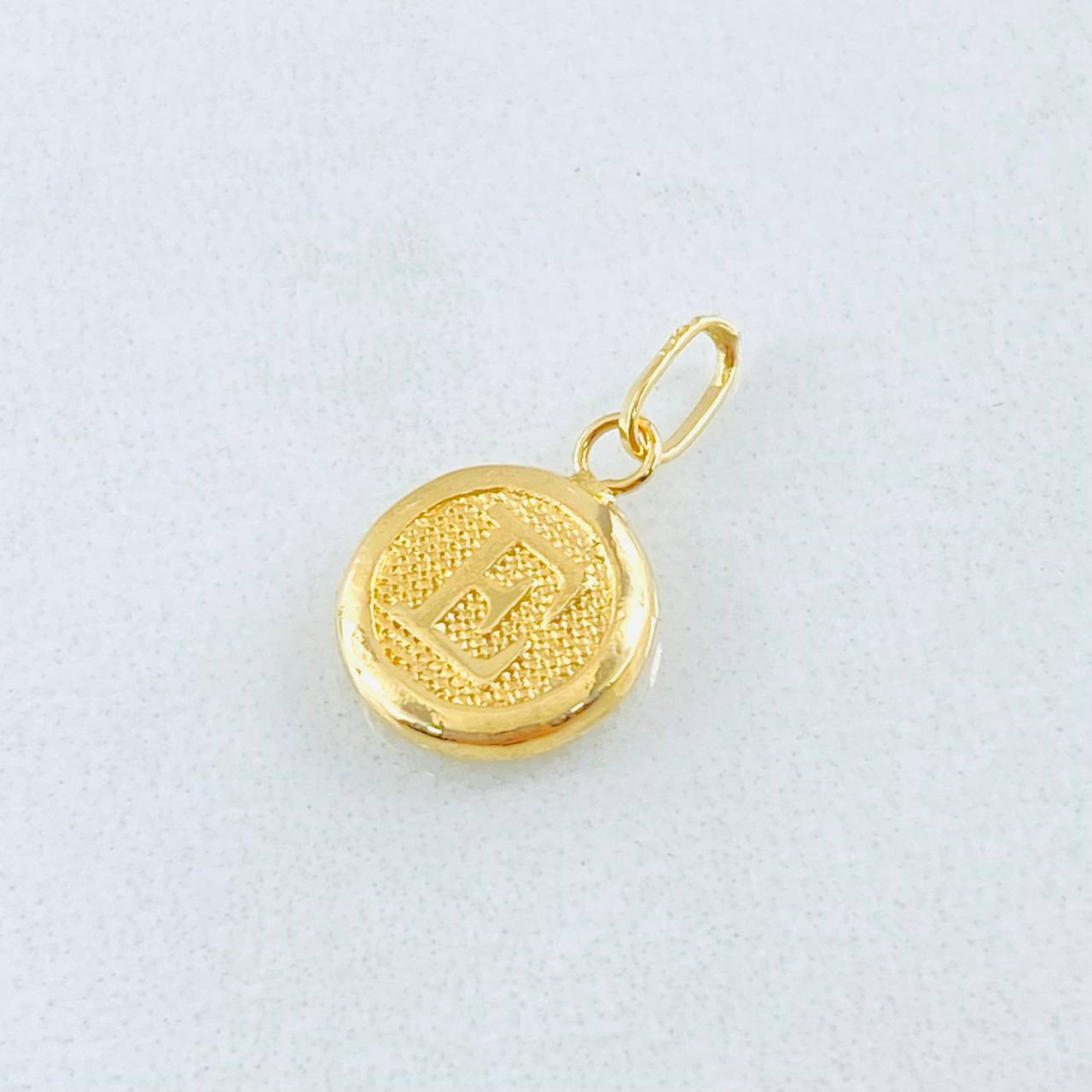 Dije Letra Circulo E 0.4 g / 3/4 in Oro Amarillo 18K
