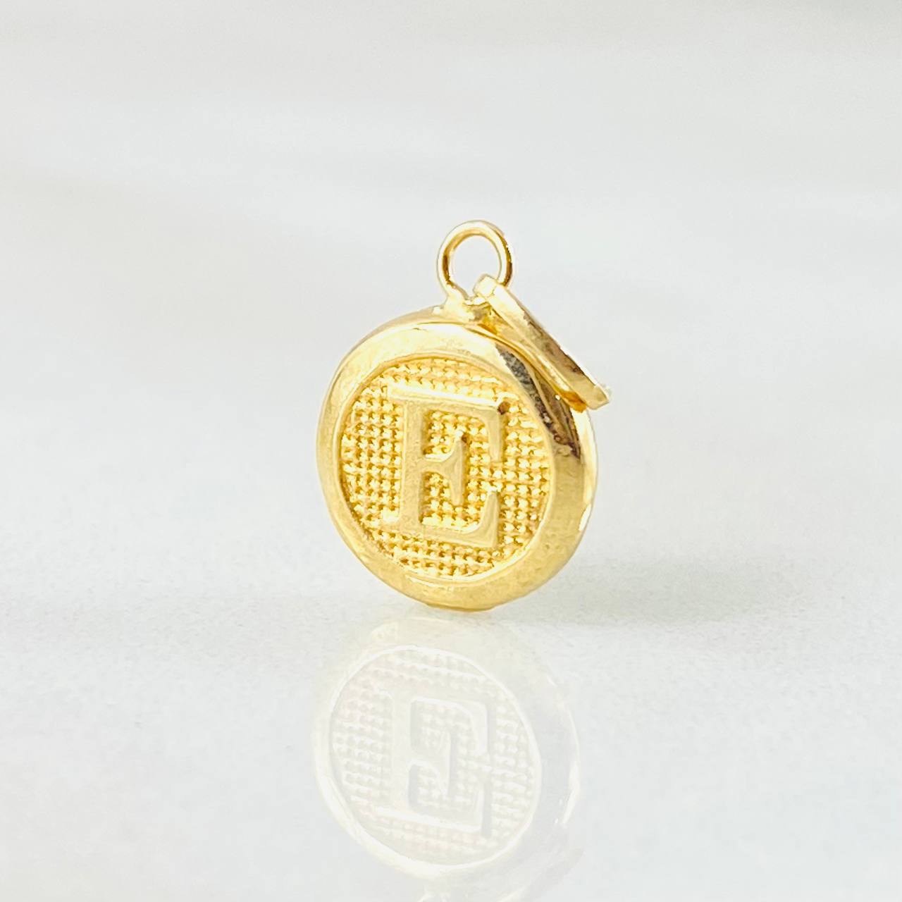 Dije Letra Circulo E 0.4 g / 3/4 in Oro Amarillo 18K