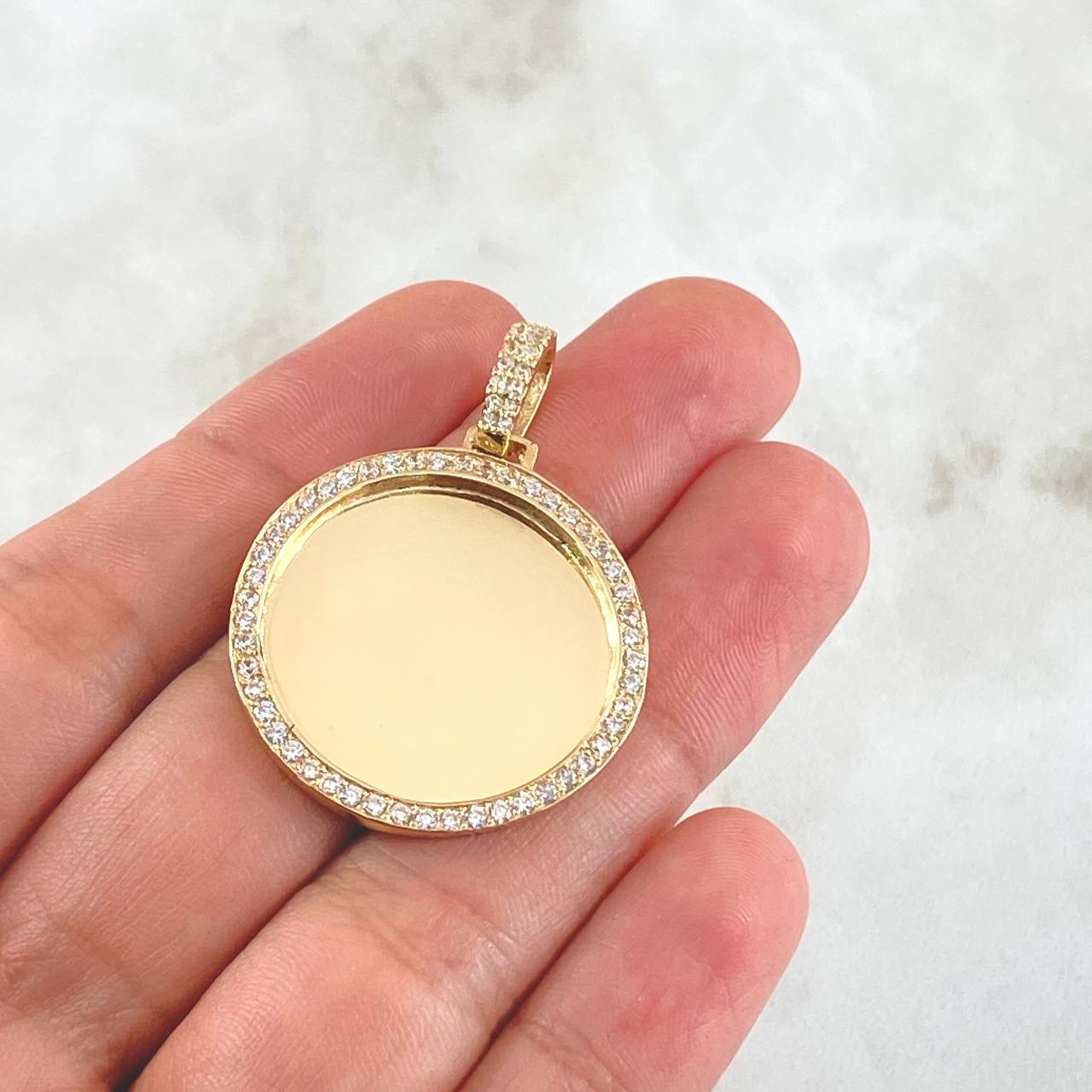 Dije Placa Marco Circular 8.6gr / 4cm / Circones Blancos Oro Amarillo 18K