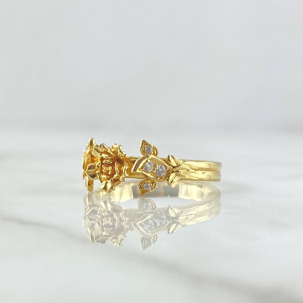 Rose Bouquet Ring 4.25gr / Size 5 1/2 / White Zircons 18K Yellow Gold